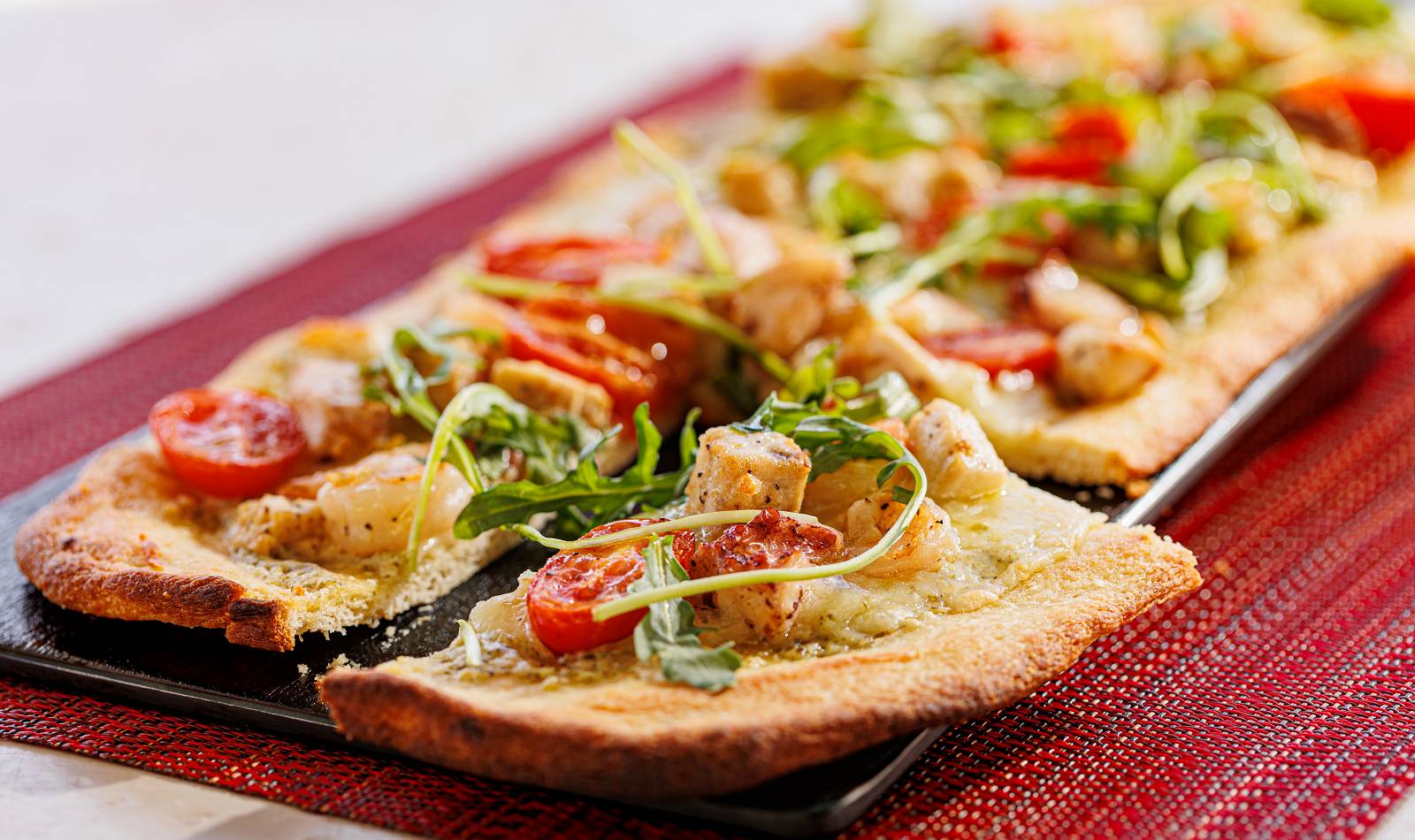atlantis dining 25th anniversary lagoon bar seafood flatbread detail