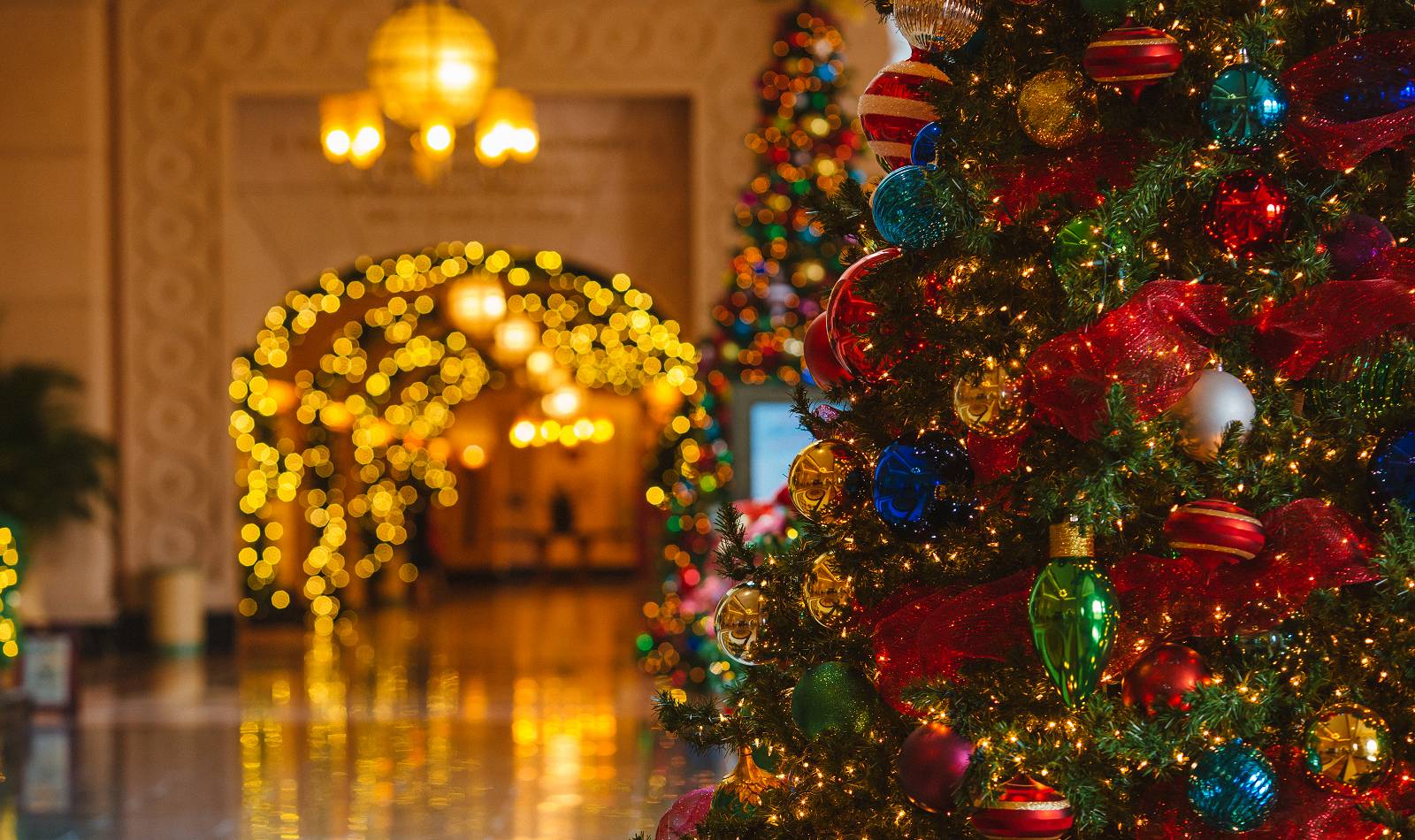 atlantis holiday christmas tree and wreaths in the royal 1