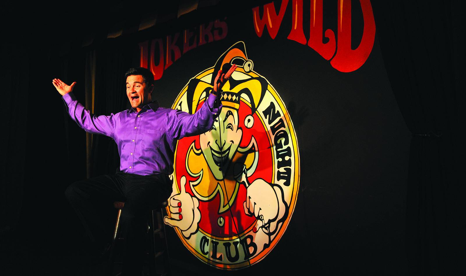 atlantis jokers wild comedy club comedian on stage